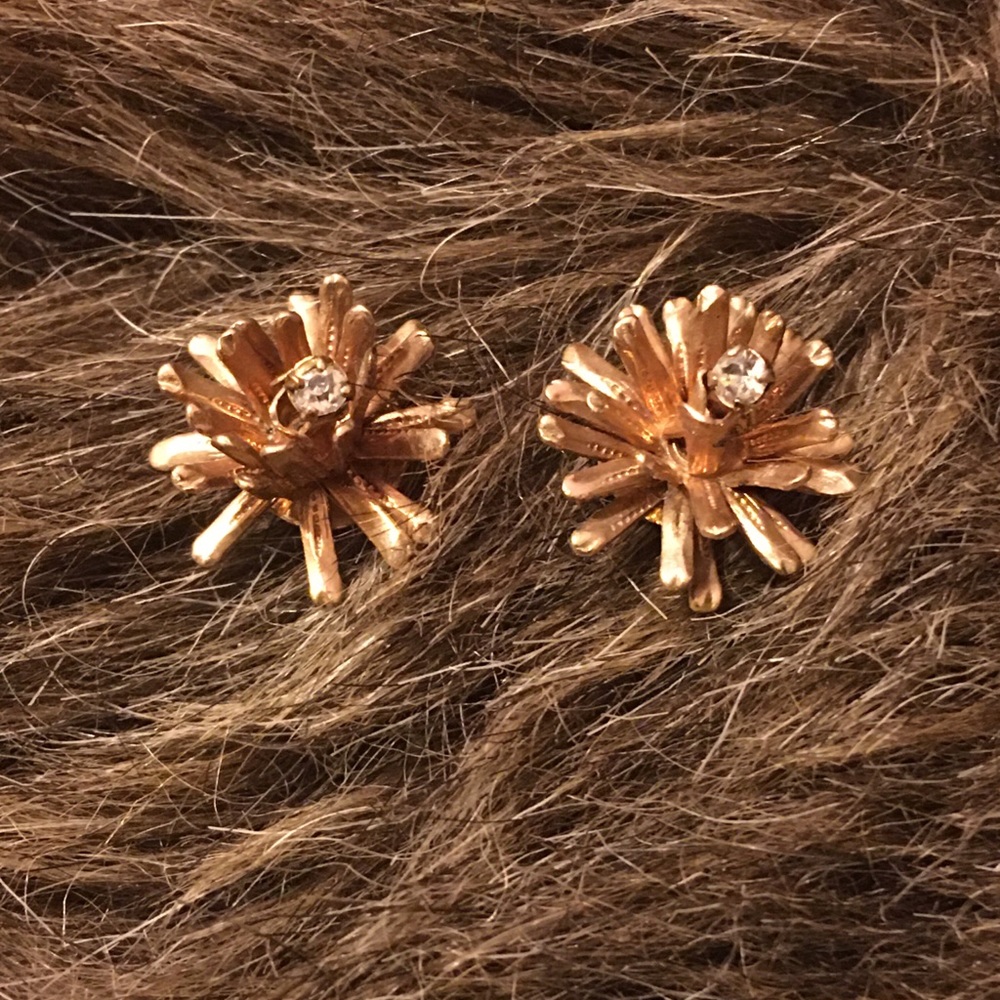 Vintage gold tone pine cone pierced earrings